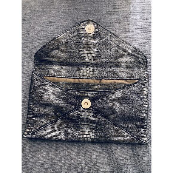 NEW Vince Camuto Gunmetal Leather Snake Embossed ( 6x9inch) Envelope Bag/ Snap - Picture 3 of 7